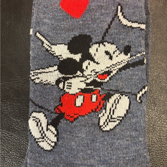 Disneys Mickey Mouse Valentines Day Crew Socks Shoe Size 6-12 - Picture 2 of 4